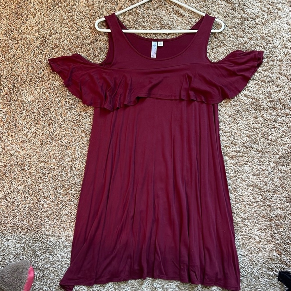 Francesca's maroon off the shoulder sleeve dress
